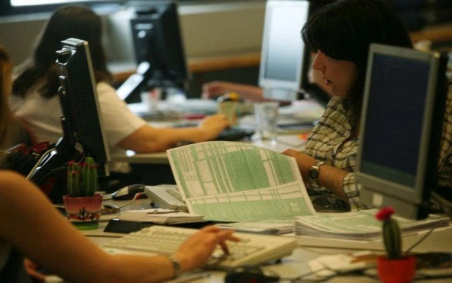 Συμπληρωματικό φόρο 706 ευρώ -Τι γράφουν τα πρώτα ραβασάκια της Εφορίας